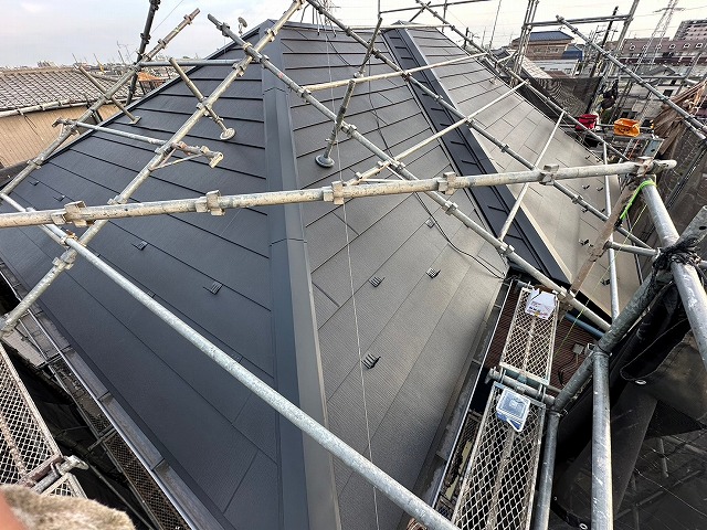 さいたま市見沼区のスレートがパリパリになっている屋根をガルテクトで重ね葺きしてきました！！　☆彡ＩＧ工業スーパーガルテクトがオススメです☆彡